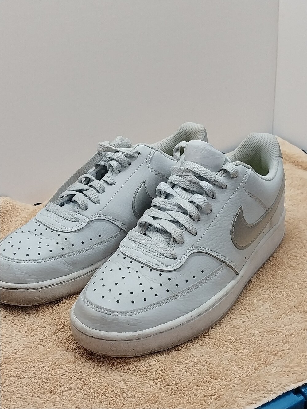 Nike Men's White and Silver Low-Top Sneakers